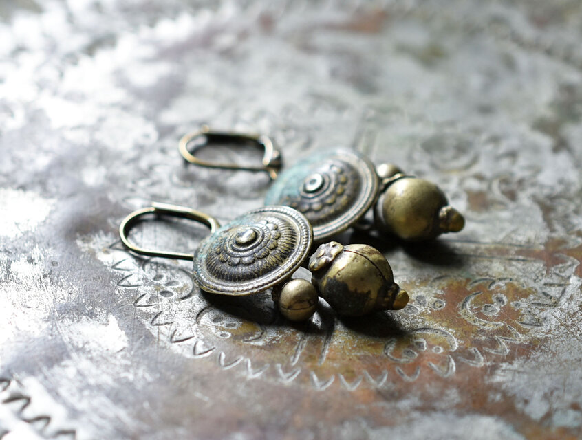 魔法陣の様なoldアフガンメタルパーツと2種類の民族鈴のピアス