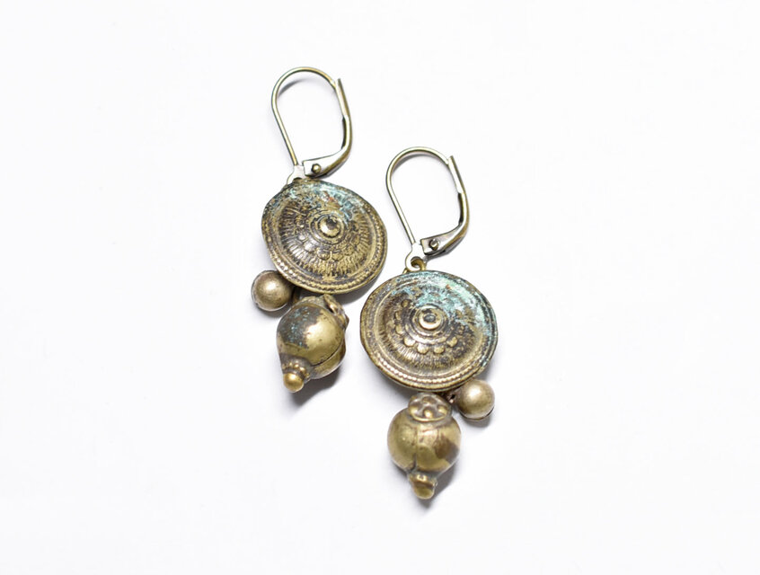 魔法陣の様なoldアフガンメタルパーツと2種類の民族鈴のピアス