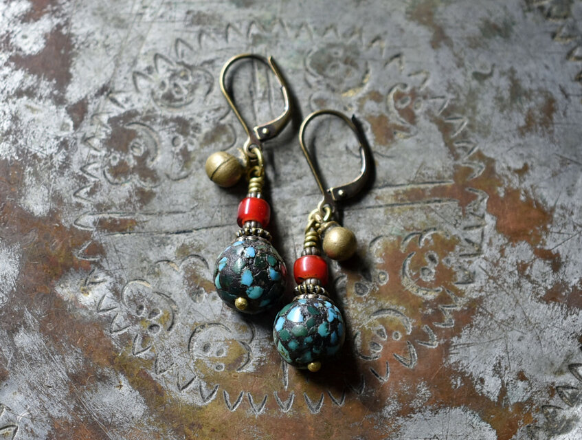 ターコイズ象嵌ビーズと飴色アンティークホワイトハーツ、民族鈴のピアス