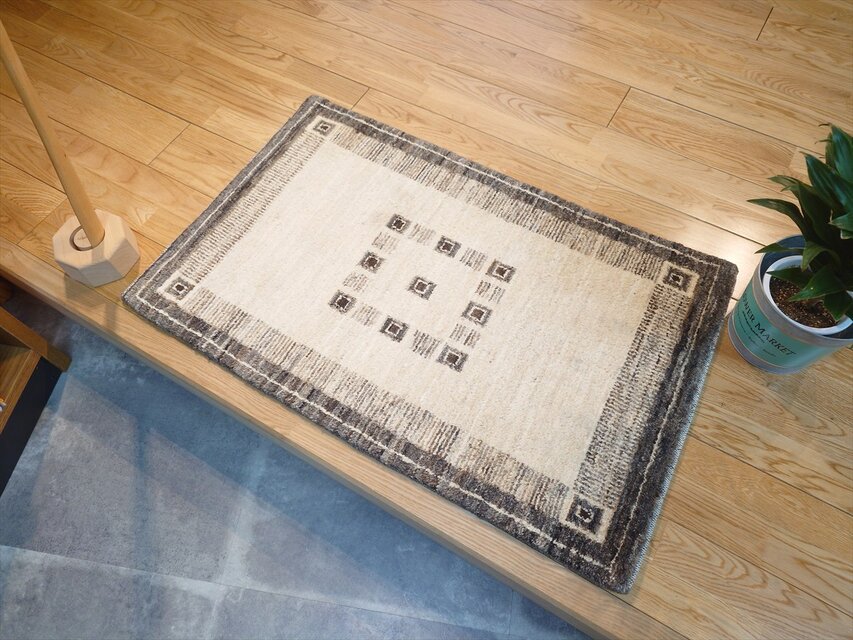 夏は涼しく冬は暖かい　オールシーズン天然無染ラグ　ガゼニラハット　マット　88x57cm　P108