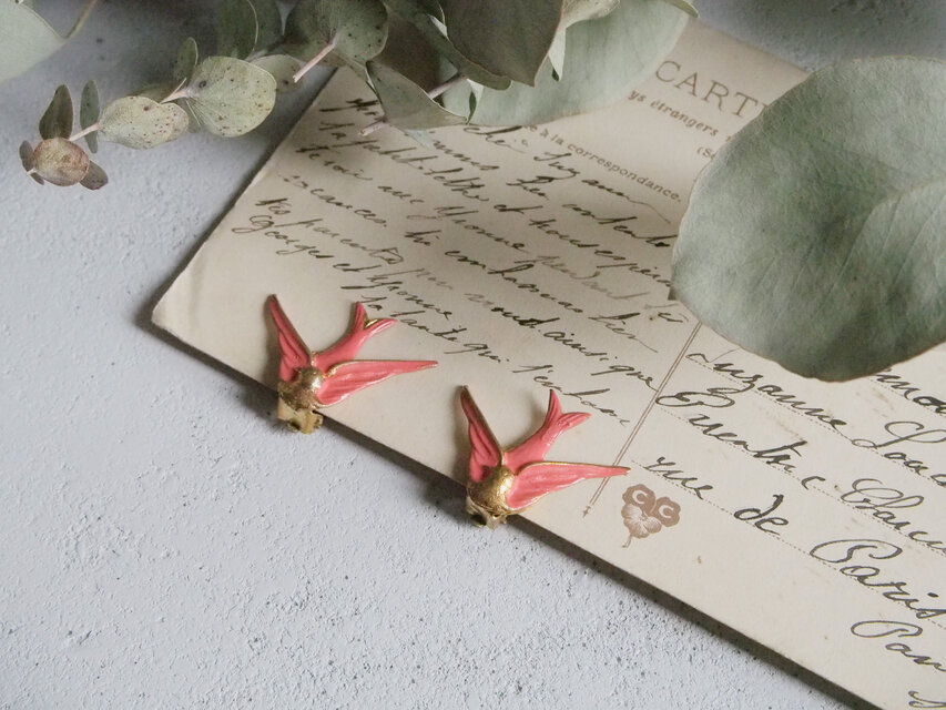 柔らかなピンク色の鳥のエナメルイヤリング