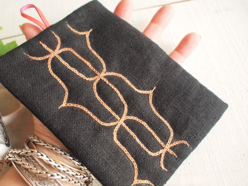 アイヌ刺繍　　リネンとレザーの鍋つかみ/鍋敷　黒布に柿渋染