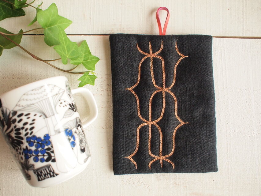 アイヌ刺繍 リネンとレザーの鍋つかみ/鍋敷 黒布に柿渋染 | iichi 日々