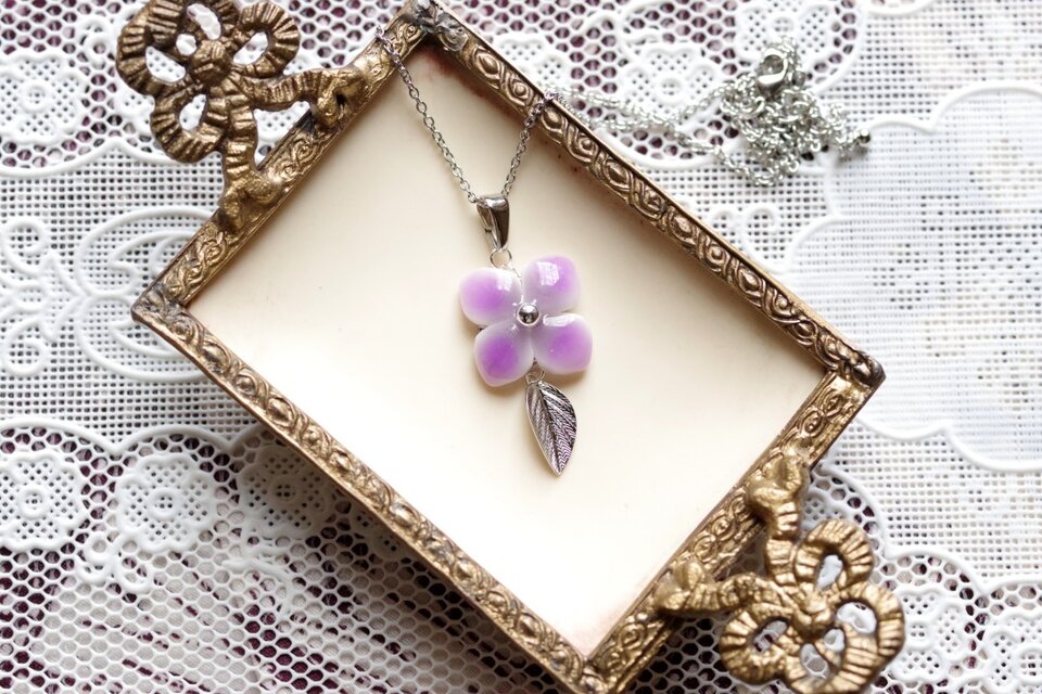 クレイアート　陶器風の紫陽花と葉っぱチャームのペンダント〈暗闇の一輪〉