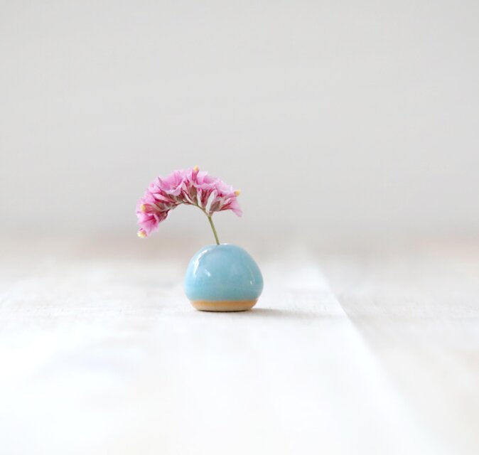 陶土の小さな花立て 水色釉薬 ＊ ドライフラワー付き