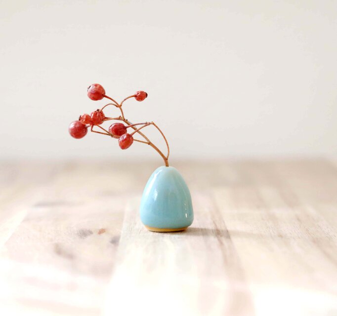 陶土の小さなぷっくり花立て 水色釉薬 ＊ ドライフラワー付き