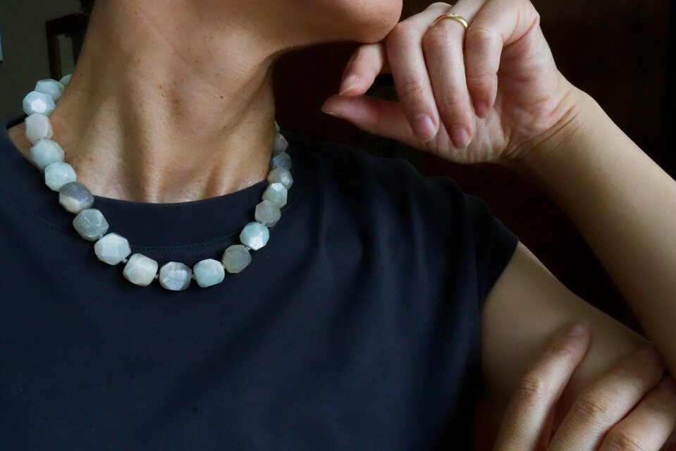 ニュアンスカラー。ムーンストーンのネックレス