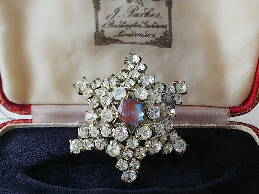 ヴィンテージ サフィレット（8㎜) 星のような雪の結晶のような大きなブローチ