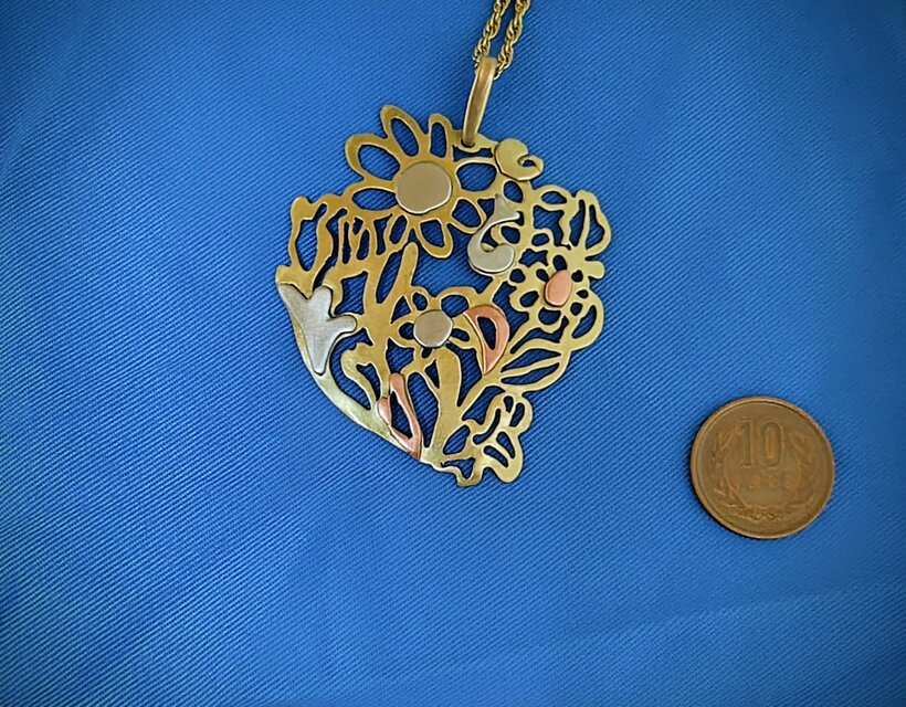 軽い感じのペンダント