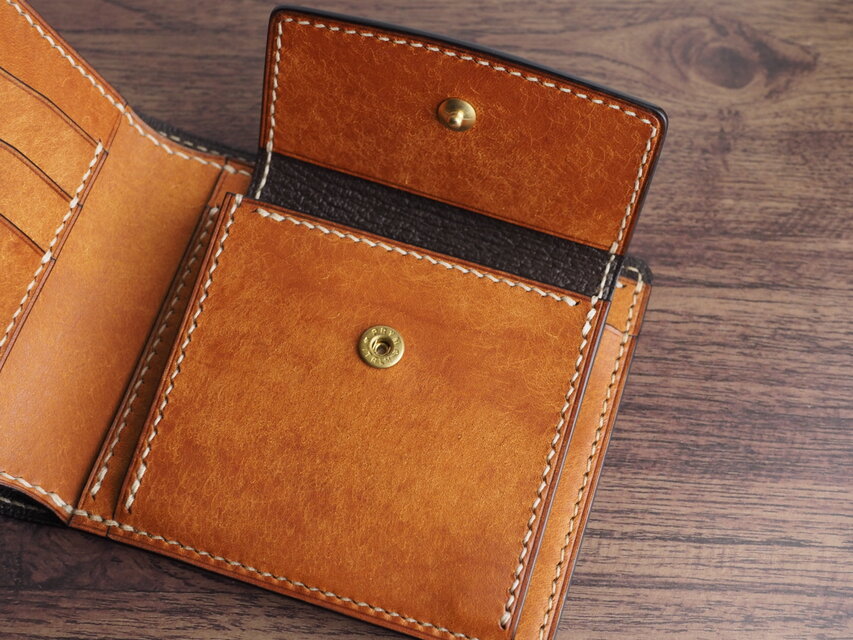 定番二つ折り財布　イタリアンレザー　マルゴー　総手縫い　経年変化 定番二つ折り財布 イタリアンレザー マルゴー 総手縫い 経年変化 総