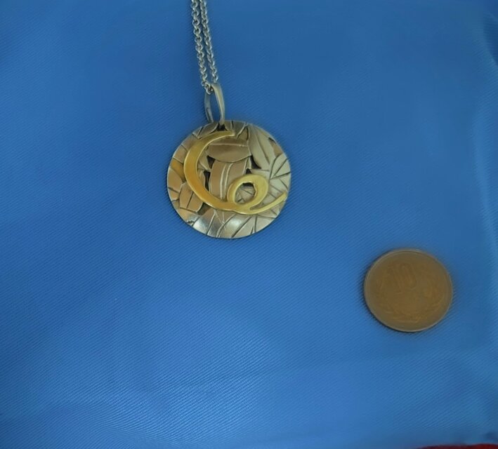 葉っぱ模様のペンダント