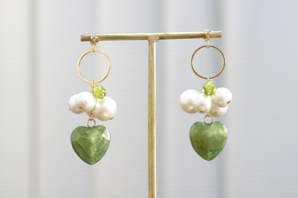 レジンアート　ハートとコットンパールのピアス〈若葉の頃〉