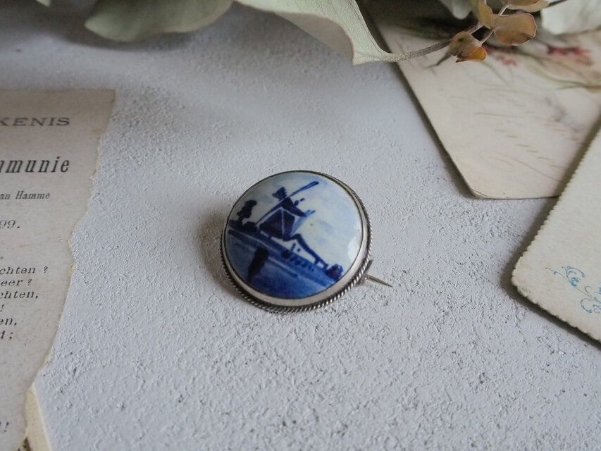 ブルーの丸いオランダデルフトブローチ