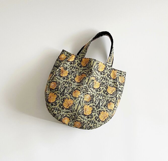 ウィリアムモリス ピンパネル ラウンド型バッグ ブラックオレンジ 外ポケット A4