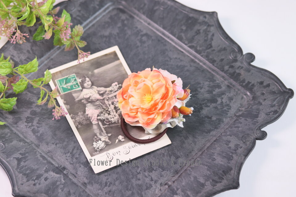 オレンジの薔薇とヒペリカムのヘアゴム ヘアゴム 髪飾り オレンジ バラ