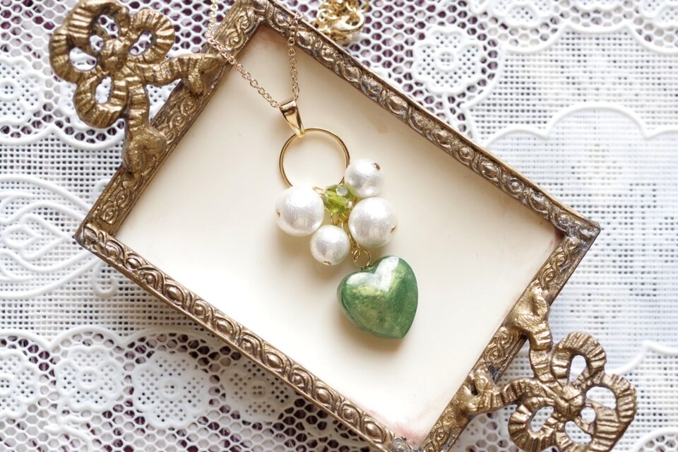 レジンアート　ハートとコットンパールのペンダント〈若葉の頃〉