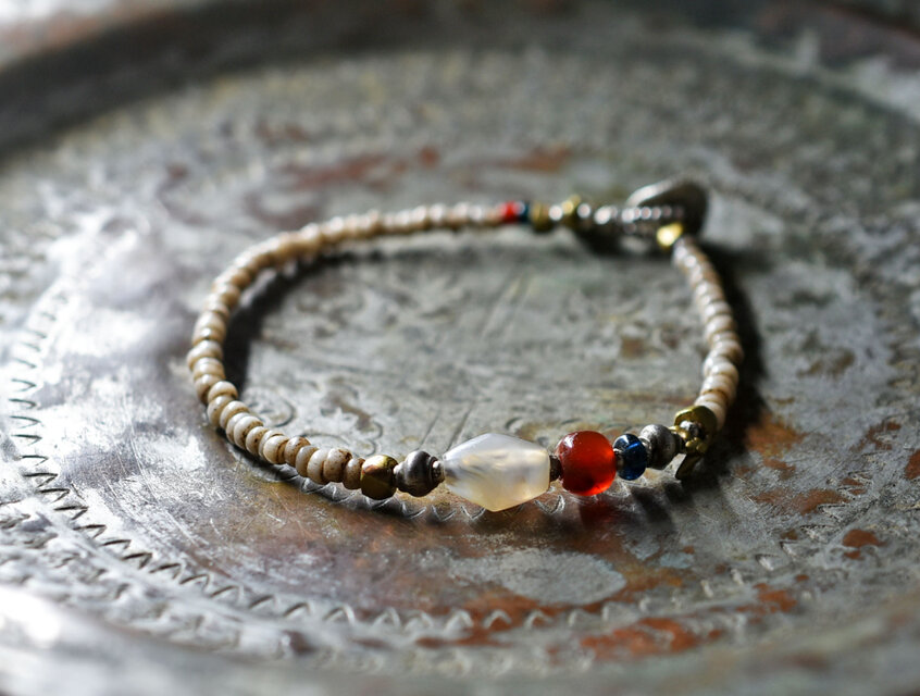 アフリカ出土瑪瑙とミゾーラムカーネリアン、インディゴブルービーズ、oldチンシルバー＆オリッサブラス、ホワイトビーズのブレス