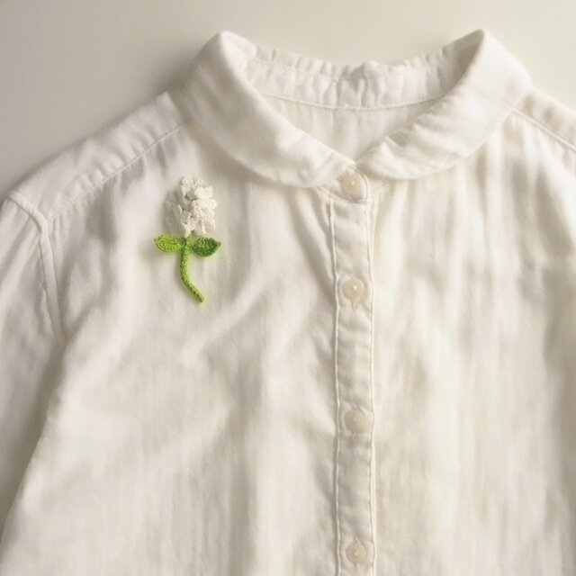 お花のブローチ かぎ針で編んだ可愛いコサージュ オフホワイト | iichi