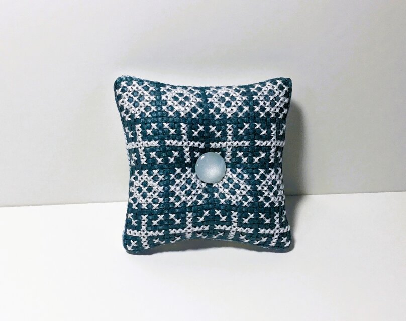 クロスステッチの小さめピンクッション・ビンテージブルー