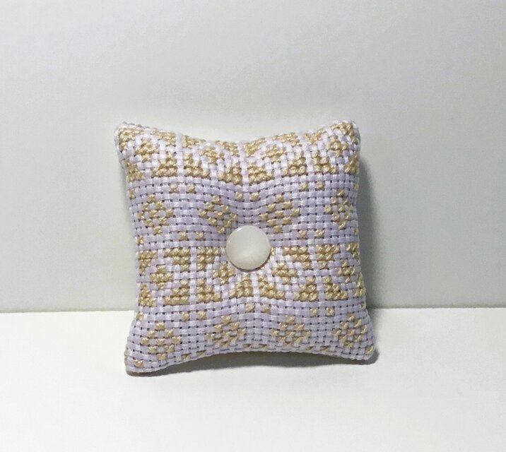 クロスステッチの小さめピンクッション・ラベンダー