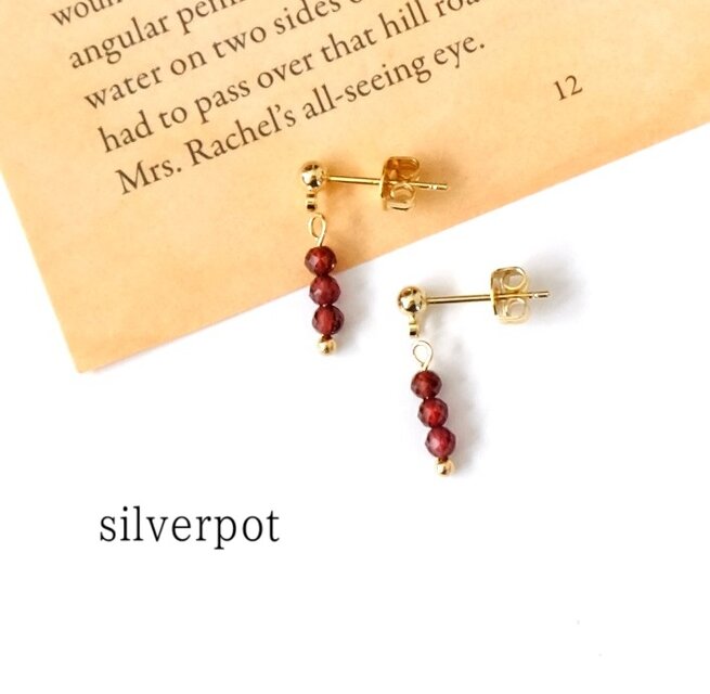 GS92【天然石　1月の誕生石　モザンビークガーネット】極小サイズの【プチ】スタッドピアス（パーツ変更可能）