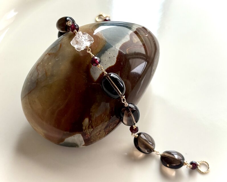 スモーキークォーツとガーネットのRブレスレット