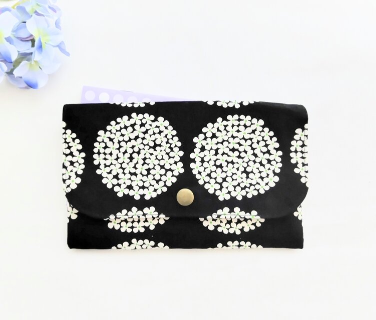 サークルフラワーのフラップケース(ブラック)