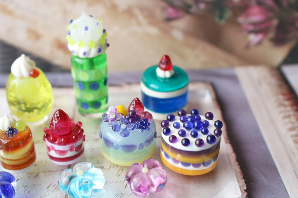 きゃらです　ミニチュア　スイーツ　ケーキ　ハンドメイド ガラスのミニチュアスイーツセット☆ガラスのミニチュア喫茶店