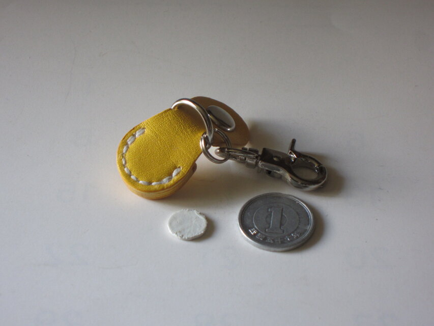 □YKKapシールキー用ホルダー：黄 □革部分 約W20xD12（ボタン含