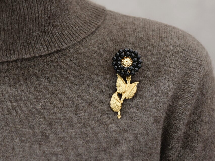 【ブローチ】アンティークレトロな一輪のお花 ・ 黒（ブラックオニキス）