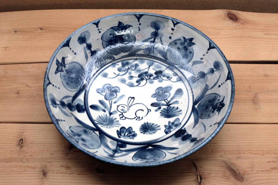 経典 うさぎとザクロ染付のお鉢 | 日々の暮らしを心地よくする iichi 工芸品