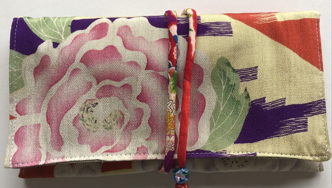 ８２６９　花柄の長襦袢で作った和風財布・ポーチ