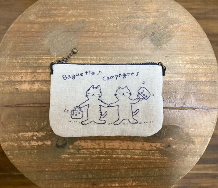 「猫母さんに頼まれて、いやいや買い物にいく猫兄弟」刺繍の小銭入れ