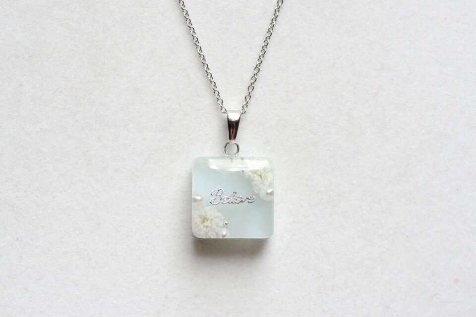 レジンアート　スクエアペンダント〈生命の泉〉