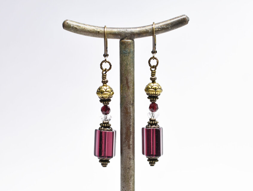 ワインレッドチェコビーズと蓮華ブラス、クォーツ、ガーネットのピアス