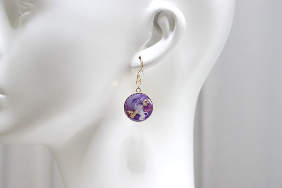 レジンアート　ラウンドピアス〈雨夜の品定め〉