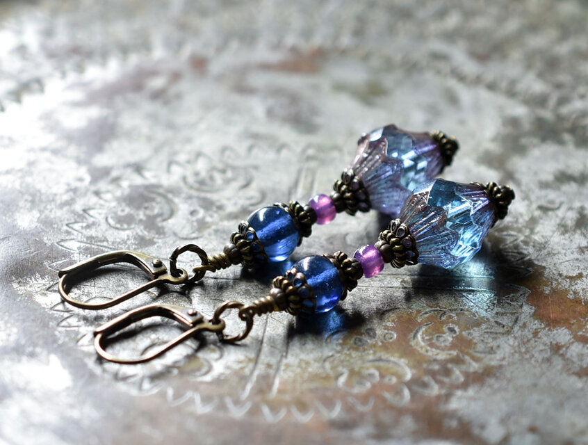 ゼニスブルーチェコビーズとロイヤルブルーヴィンテージビーズ、すみれ色フランスヴィンテージのピアス