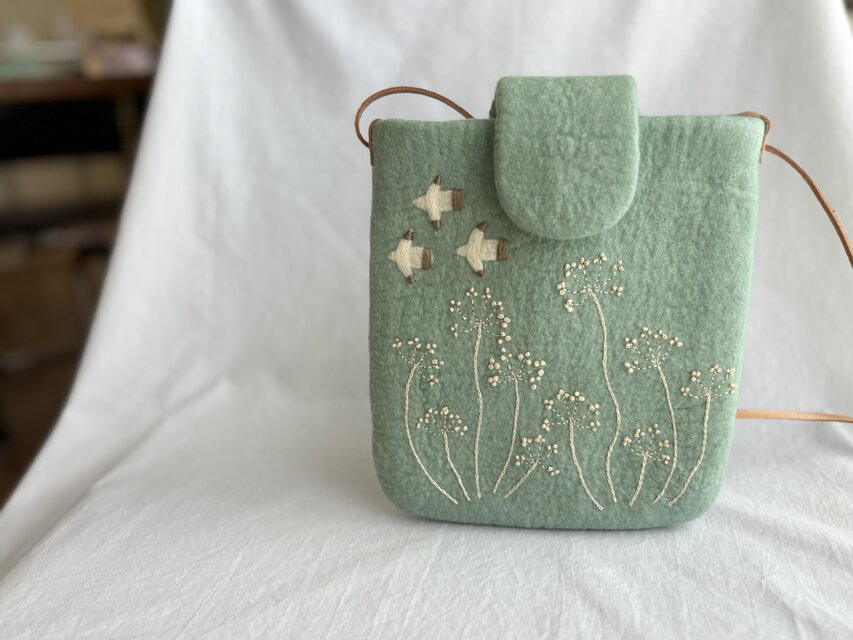 羊毛刺繍サコッシュ/白い鳥の森　霧