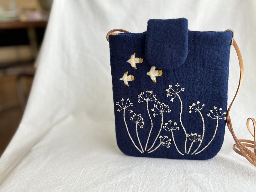 羊毛刺繍サコッシュ/白い鳥の森　新月