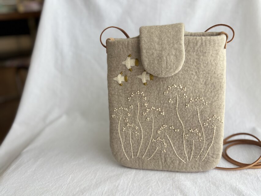 羊毛刺繍サコッシュ/白い鳥の森　雲