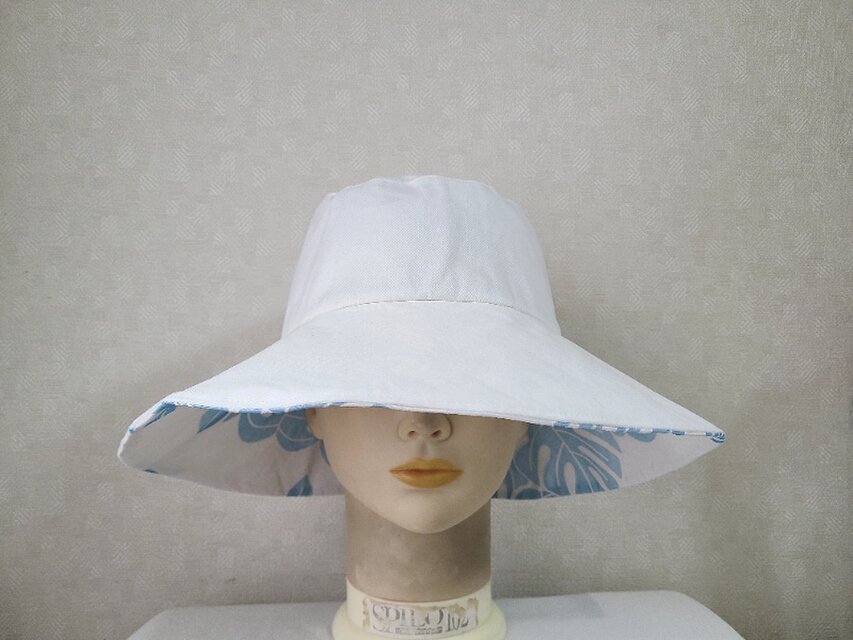 魅せる帽子☆急な雨にも安心♪超撥水加工のリバーシブルキャプリーヌ～ホワイト&ボタニカル