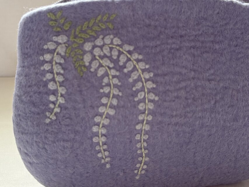 羊毛刺繍フェルトポーチ/ 藤 | iichi 日々の暮らしを心地よくする