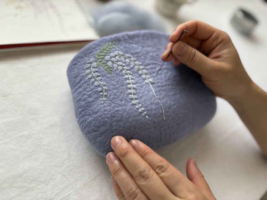 羊毛刺繍フェルトポーチ/ 藤 | iichi 日々の暮らしを心地よくする