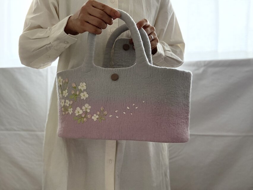 羊毛刺繍フェルトバック/りんご花 | iichi 日々の暮らしを心地よくする