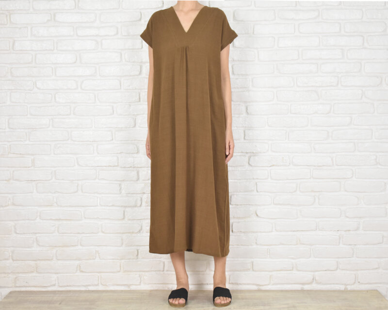 コットン素材のシンプルなVネックワンピース　ブラウン