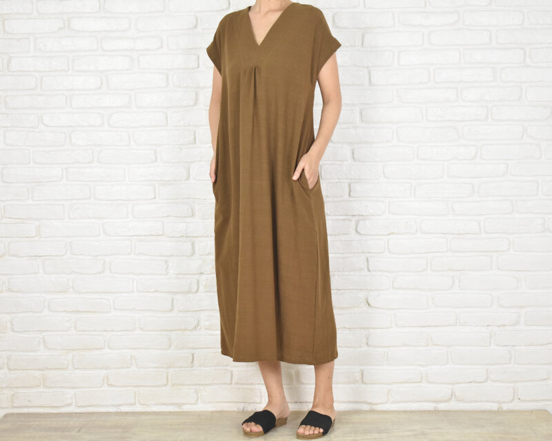コットン素材のシンプルなVネックワンピース ブラウン | iichi 日々の
