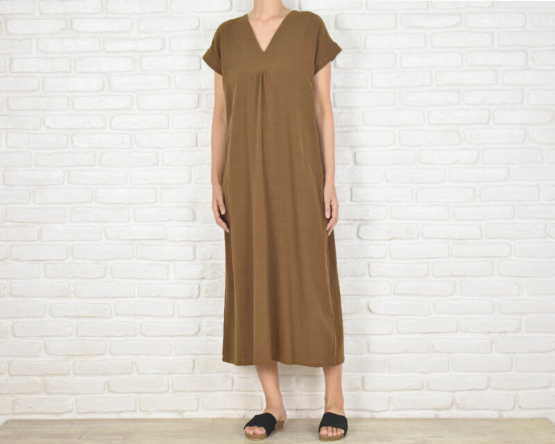 コットン素材のシンプルなVネックワンピース ブラウン | iichi 日々の