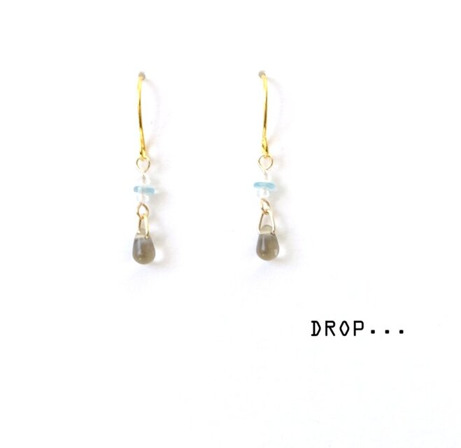 d6-G61【天然石アパタイトとホワイトトパーズ】と【アッシュ】小さなドロップのアレンジピアス（パーツ変更可能）