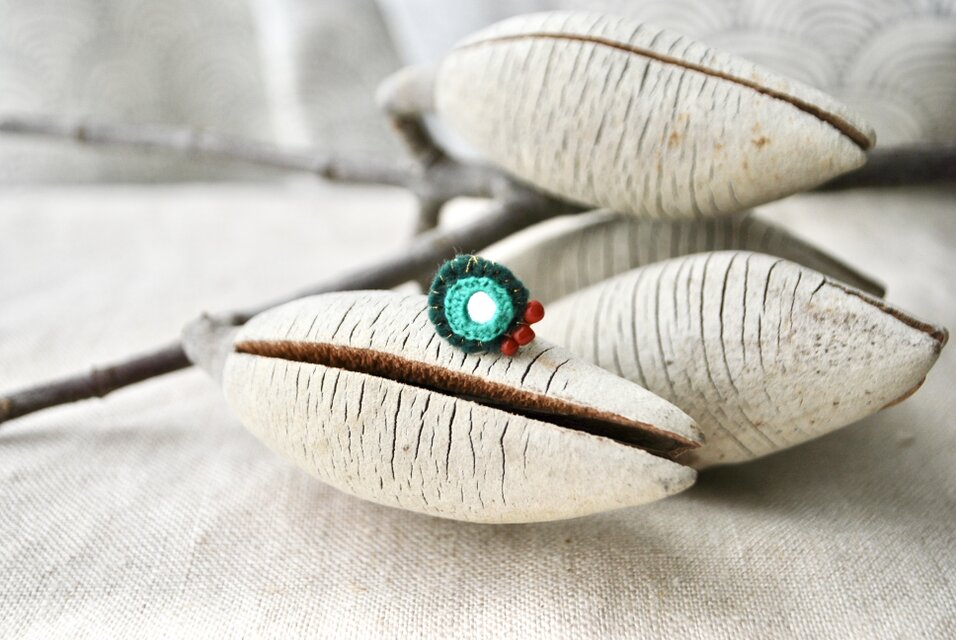 ミラー刺繍とガラスビーズの小さなイヤーカフ　ターコイズグリーン/赤ビーズ