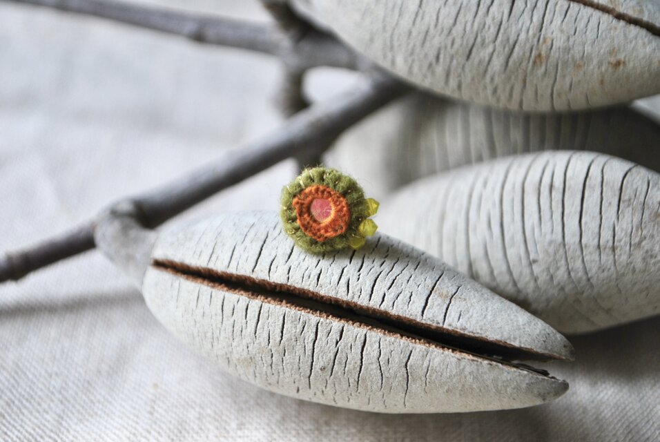 ミラー刺繍とガラスビーズの小さなイヤーカフ　オウドイロ/黄色ビーズ